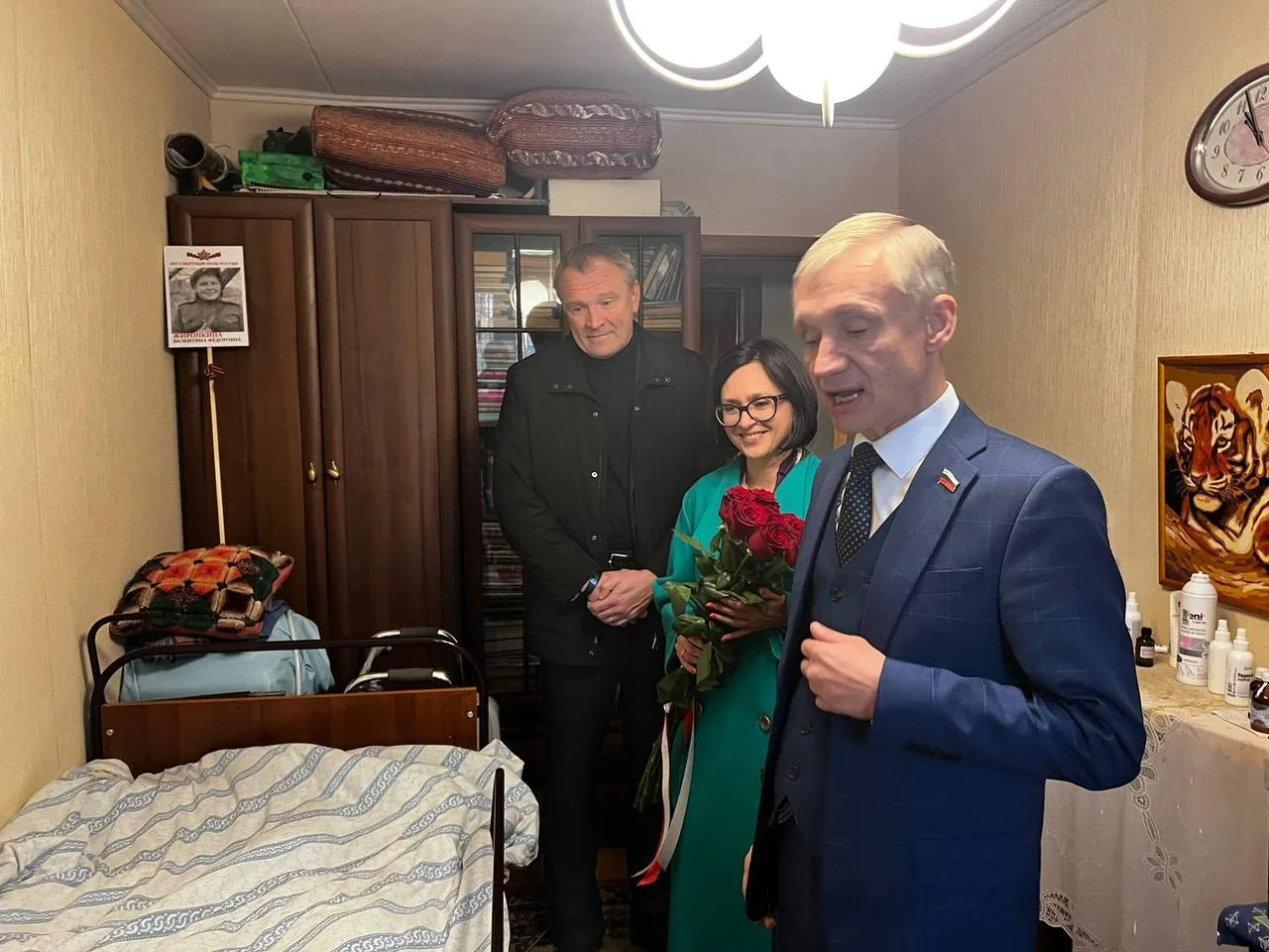 Партийцы поздравили бывшего директора школы с наступающим Днем учителя