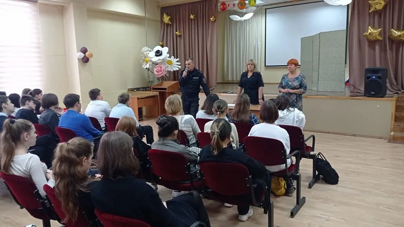 Полицейские во время профилактической беседы рассказали школьникам Люберец о вреде курения