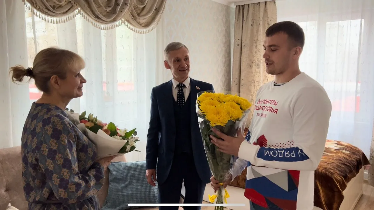 Волонтеры поздравили жену мобилизованного с днем рождения
