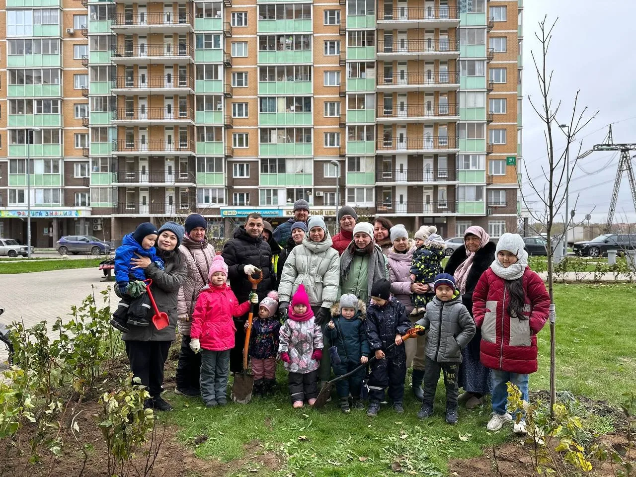 В новом микрорайоне Люберец жители высадили более 200 кустарников и деревьев