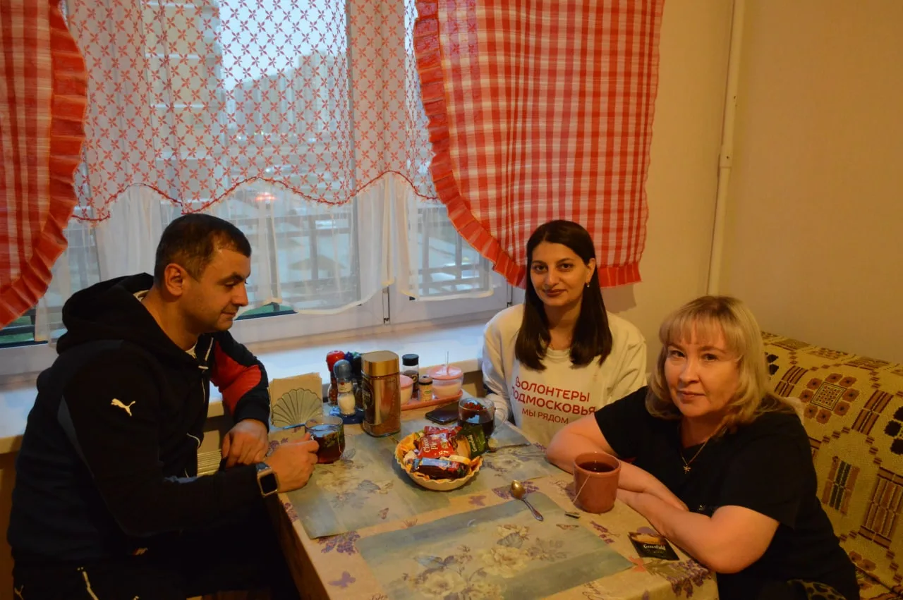 Партийцы передали гумпомощь семьям мобилизованных из Люберец и поздравили с праздником