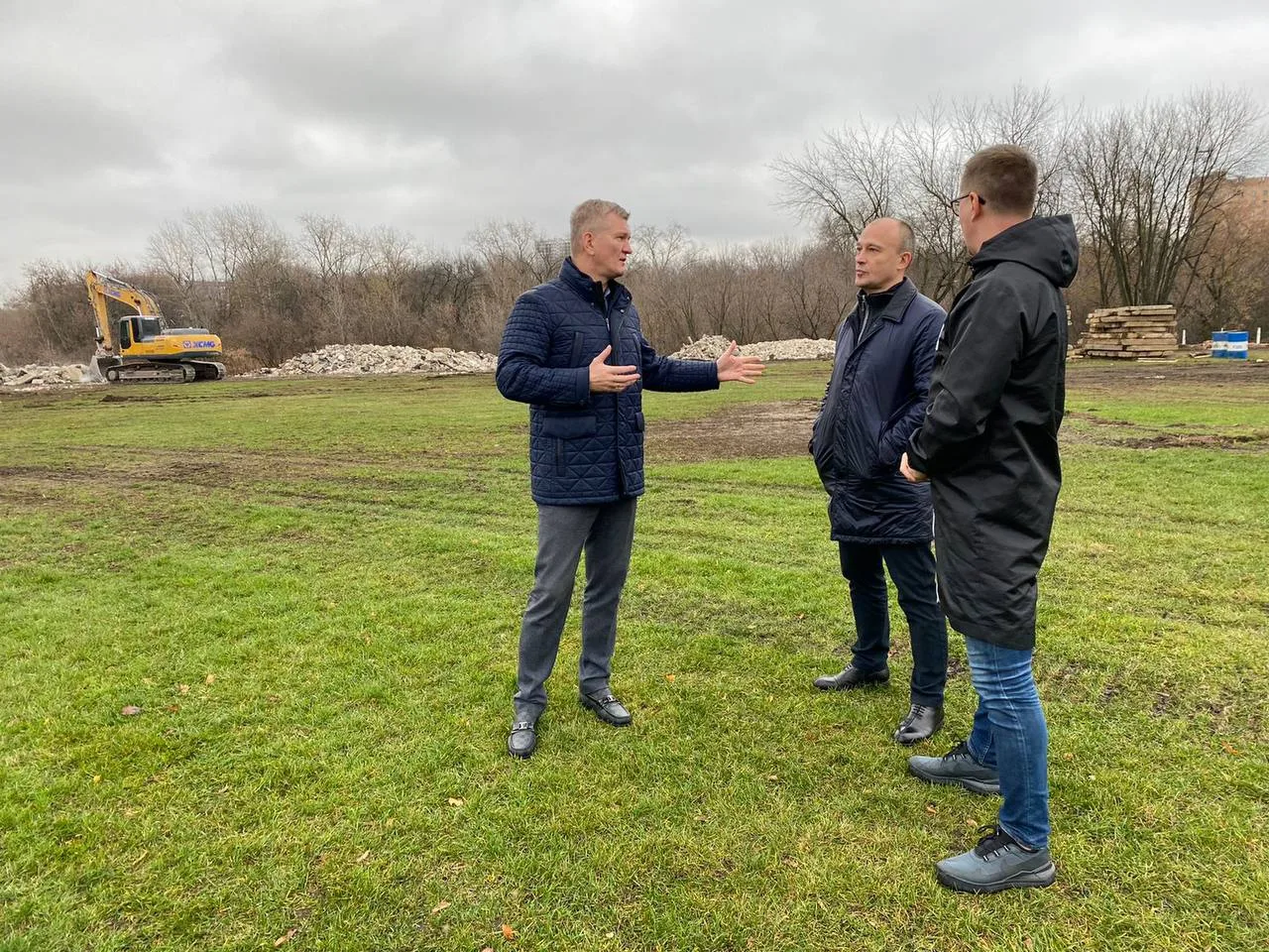 Депутат Мособлдумы проверил реконструкцию стадиона «Торпедо» в Люберцах