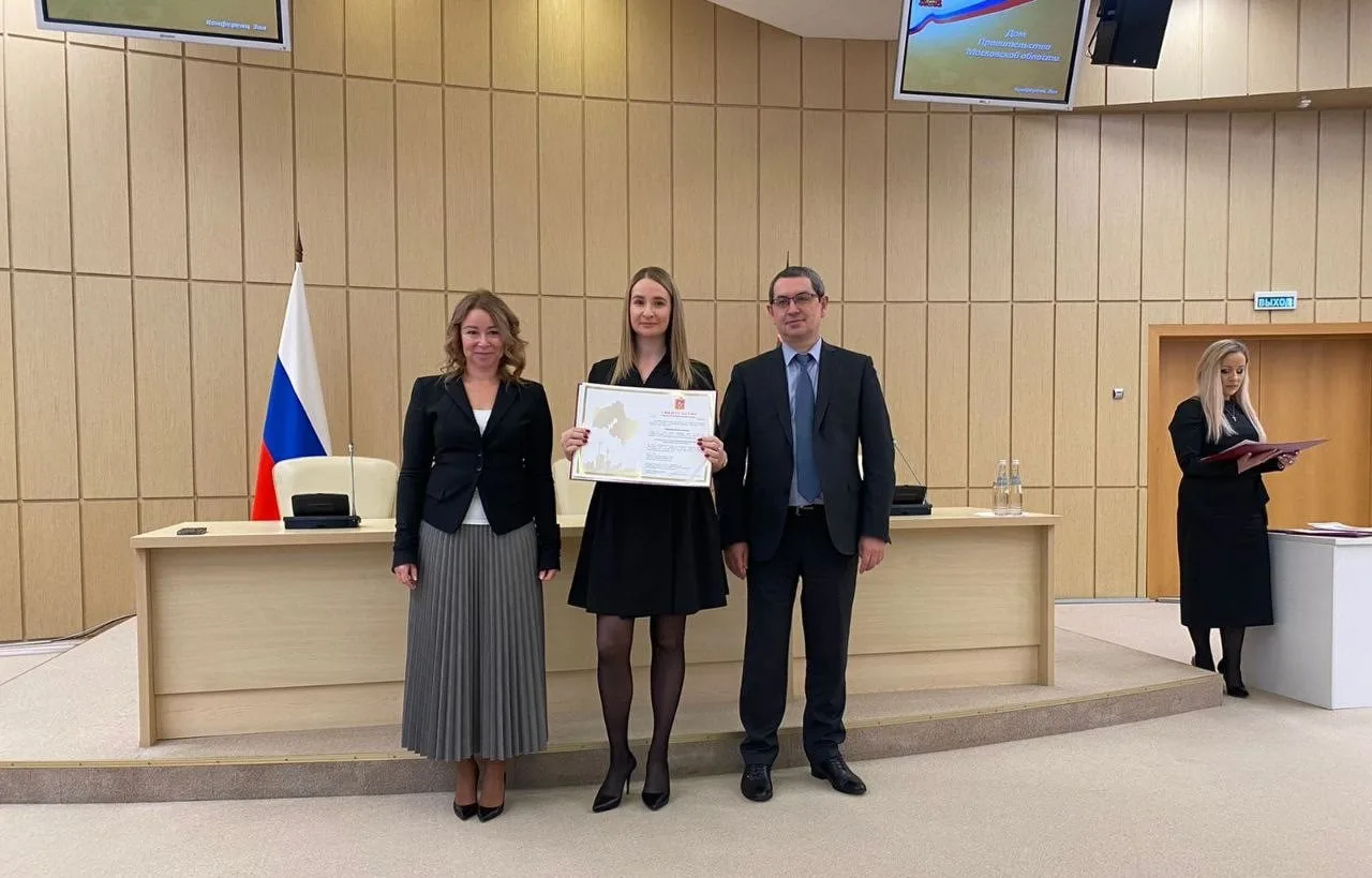 Двум врачам больницы Люберец вручили сертификаты на жилье