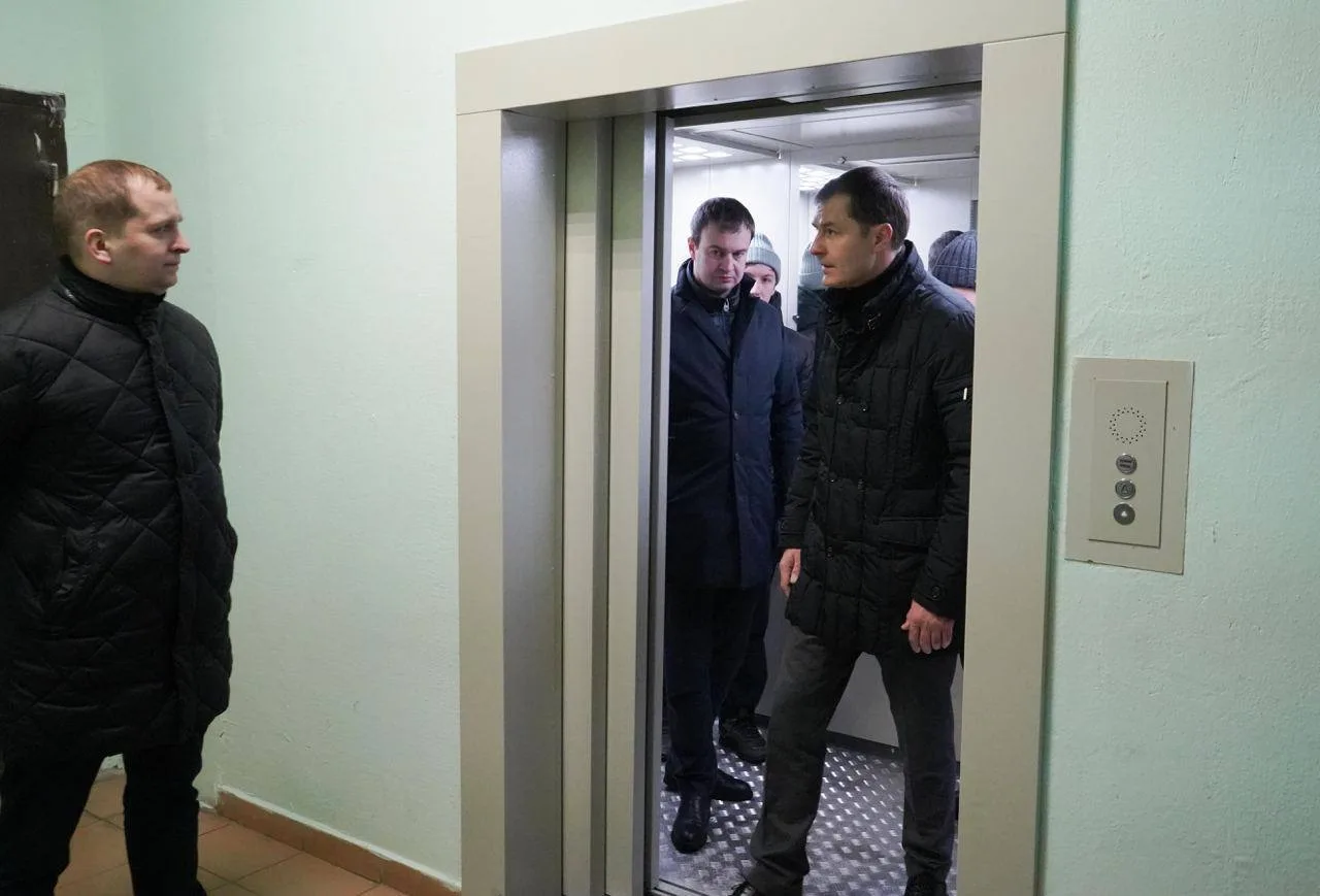 Владимир Волков проверил результат установки новых лифтов в доме поселка Люберец