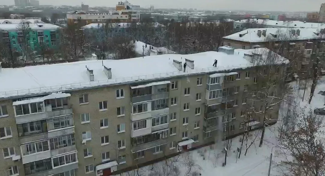 В Люберцах 75 бригад очищают кровли от снега