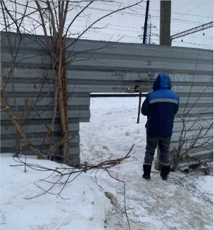 В Люберцах восстановили 16 метров поломанных ограждений к «опасным тропам» через ж/д