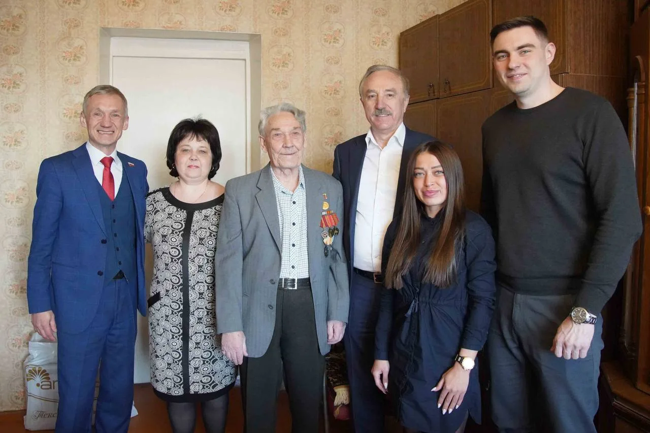 Владимир Ружицкий поздравил с Днем защитника Отечества ветерана ВОВ из Люберец