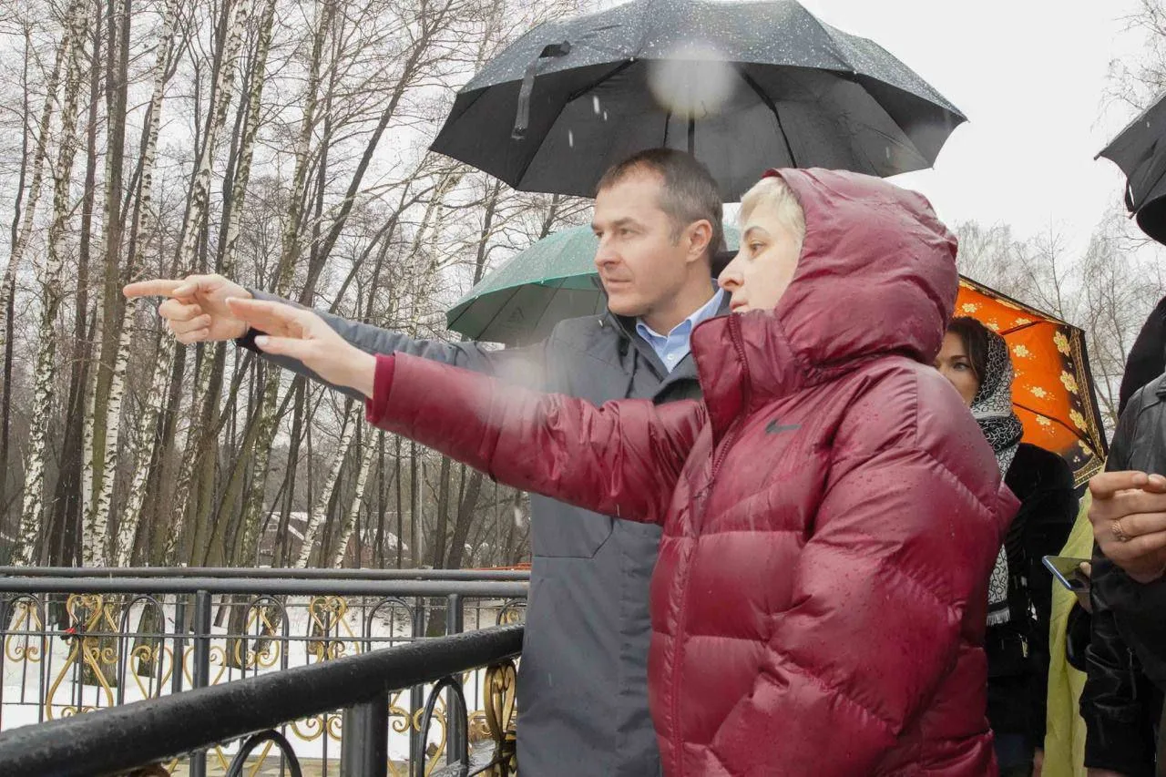 Владимир Волков проверил ход выполнения работ по очистке озера в парке поселка Люберец