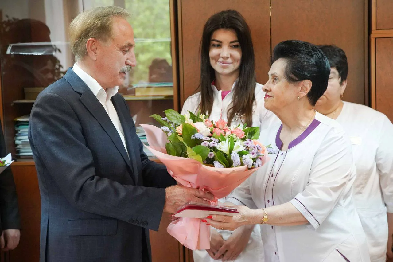 Владимир Ружицкий поздравил с 85-летием участкового врача Люберец, вручил ей знак отличия