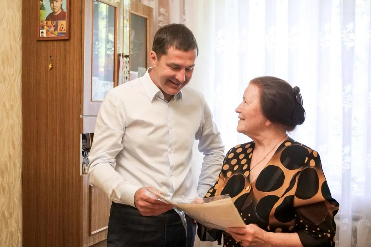 Владимир Волков поздравил с юбилеем свою первую учительницу из Люберец