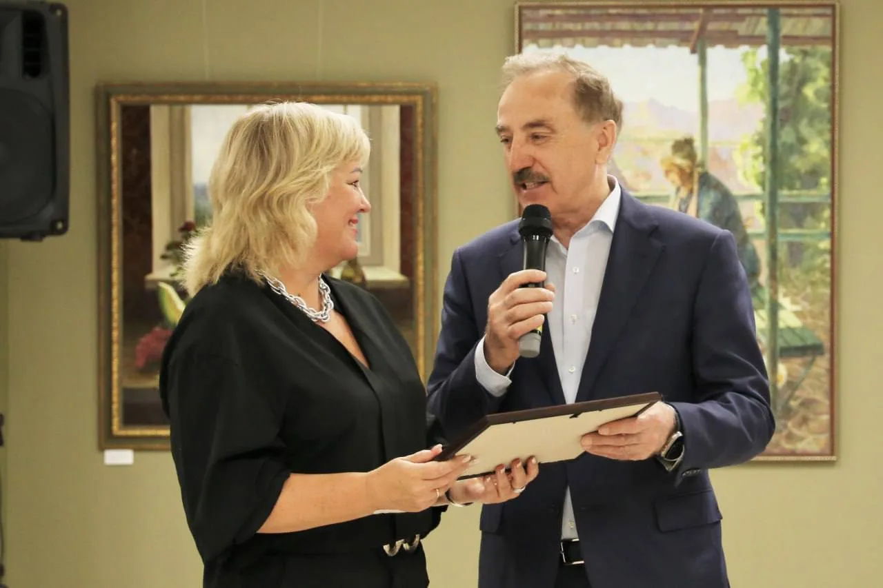 Партийцы поздравили работников МФЦ в Люберцах с юбилеем учреждения