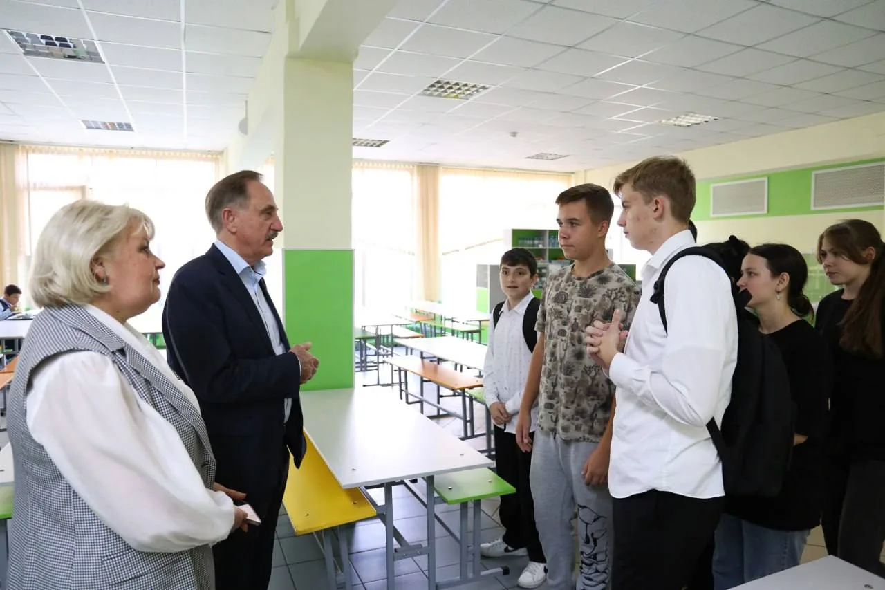 Владимир Ружицкий оценил работу столовой гимназии Люберец
