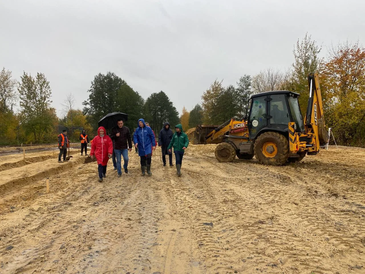 Владимир Волков проверил работы по благоустройству парка в деревне Люберец