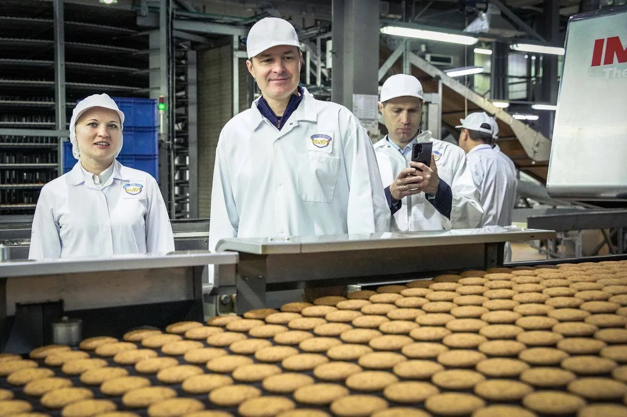 Владимир Волков посетил кондитерское предприятие «Полёт»