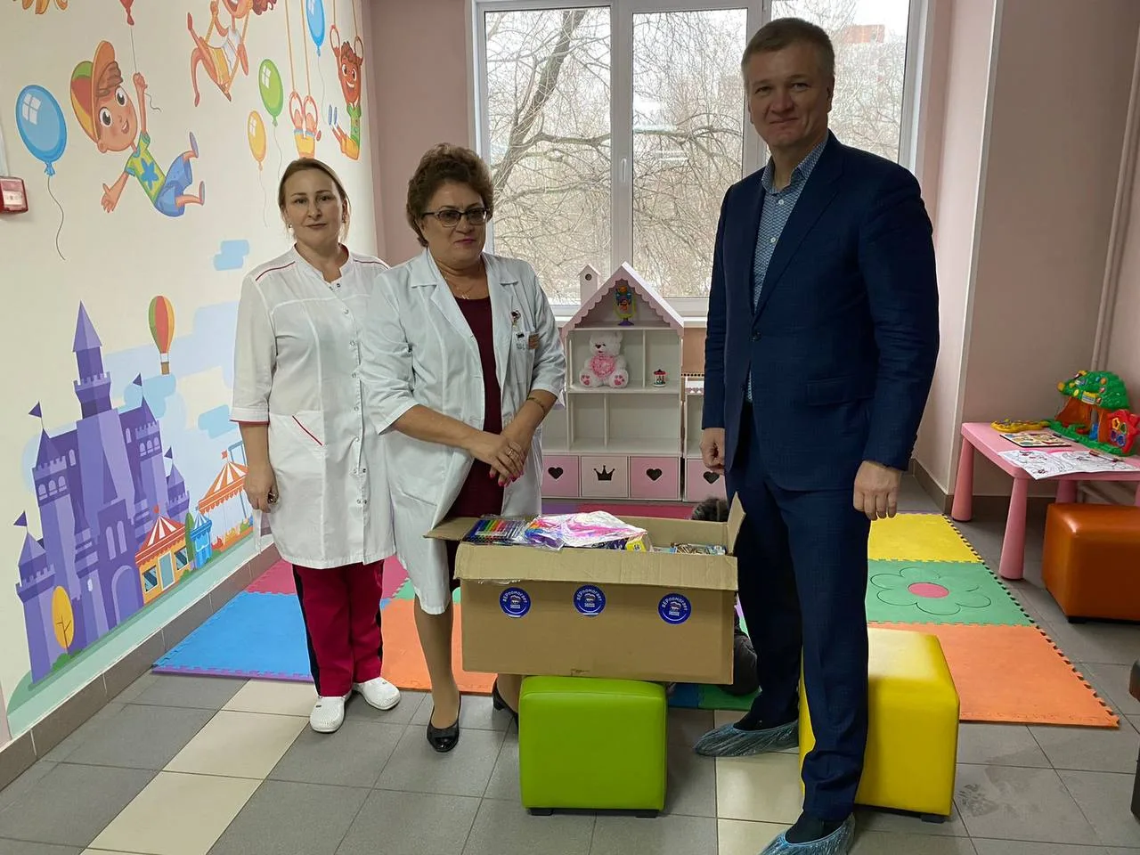 Партийцы из Люберец передали порядка 300 подарков детям