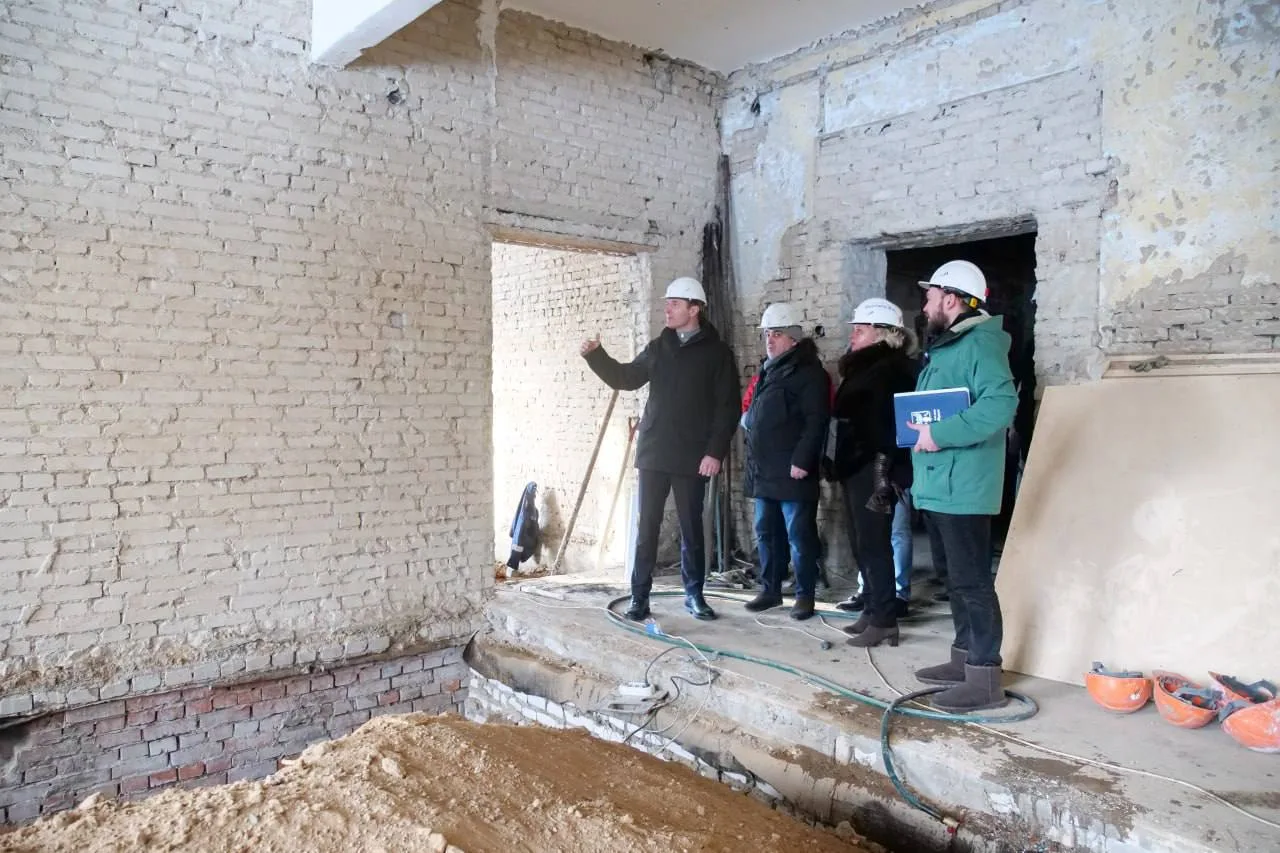 Владимир Волков проверил капремонт в гимназии поселка Люберец