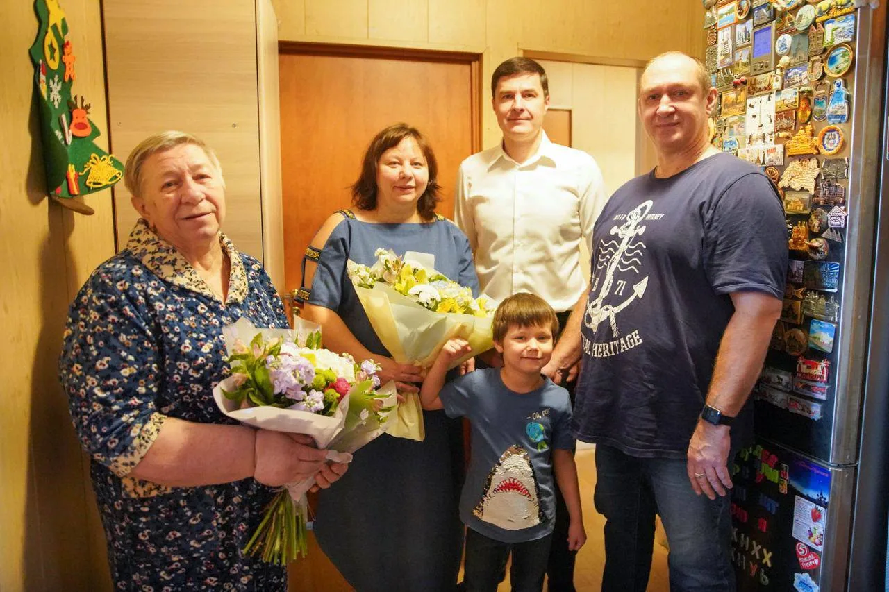 Владимир Волков поздравил с праздником подшефную семью участников СВО из Люберец