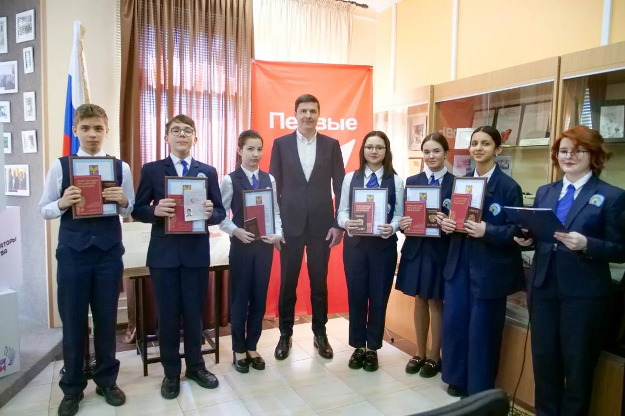 Владимир Волков вручил паспорт гражданина России 12 юным жителям Люберец