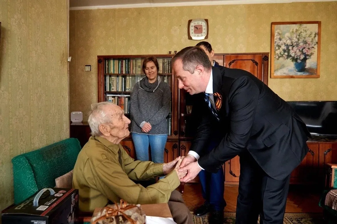 Роман Терюшков поздравил люберецкого ветерана Великой Отечественной войны с Днём Победы