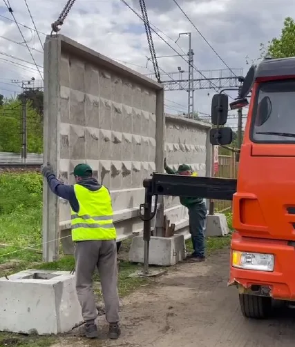 Более 40 проломов ограждений вдоль железнодорожных путей ликвидировали в Люберцах за неделю