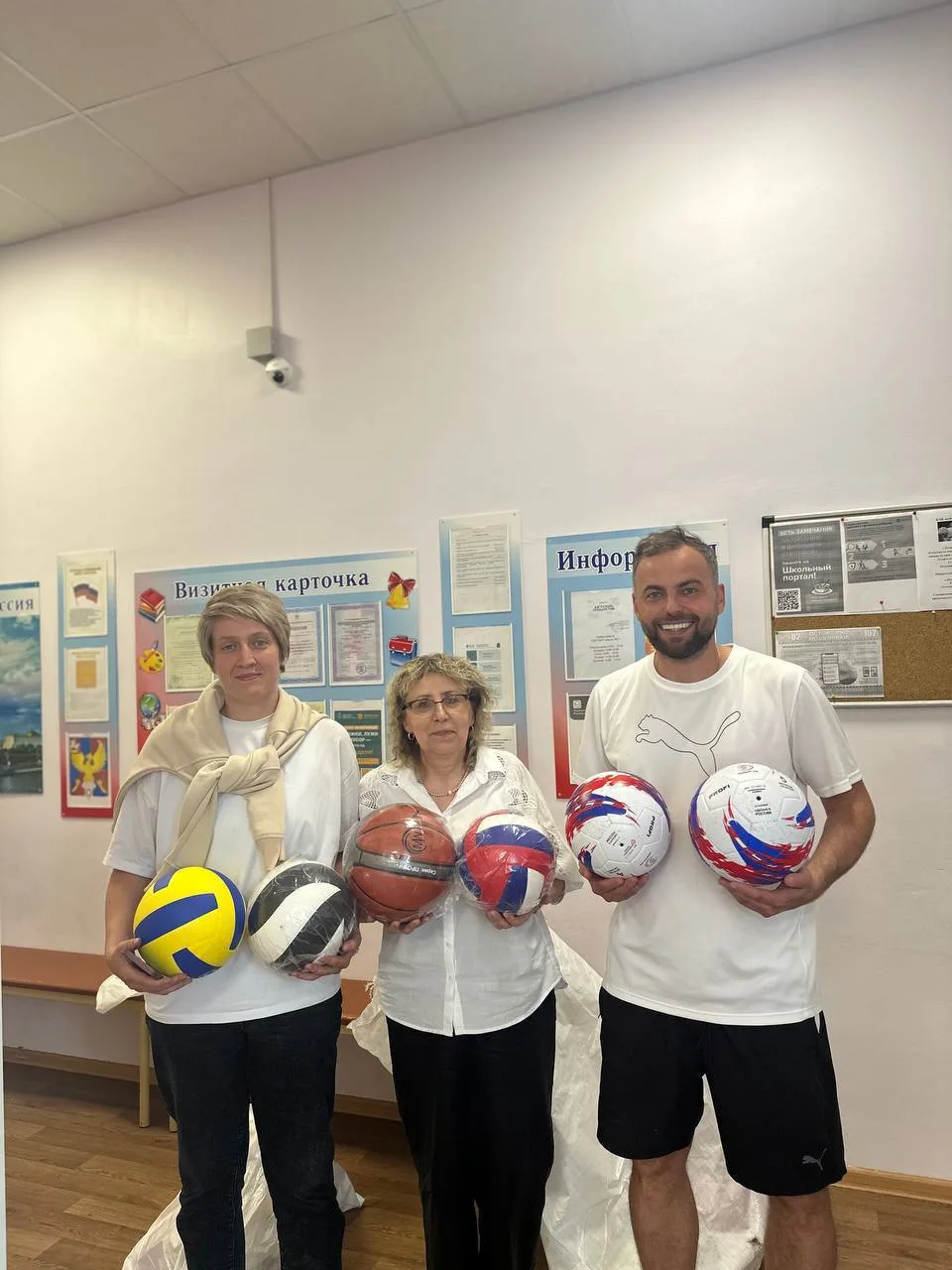 Представители РФСО «Спартак» в Люберцах подарили мячи учащимся школы №22 в деревне Токарёво и школы №10 в Люберцах
