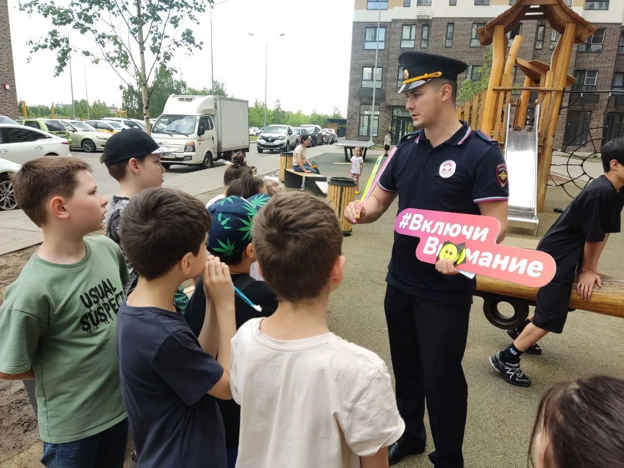 Инспекторы ГАИ напомнили юным жителям Люберец о важности соблюдения ПДД во дворе