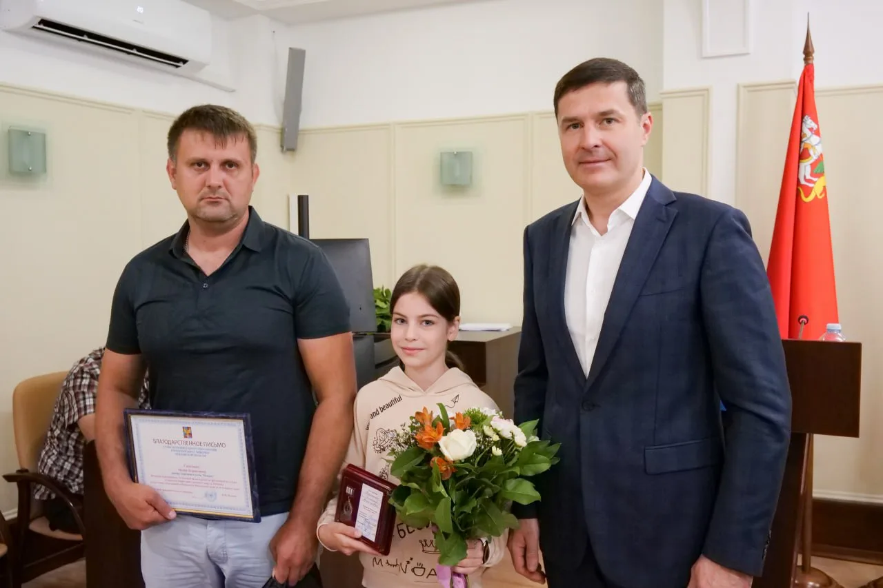 Владимир Волков вручил спортсменке из Люберец знак отличия