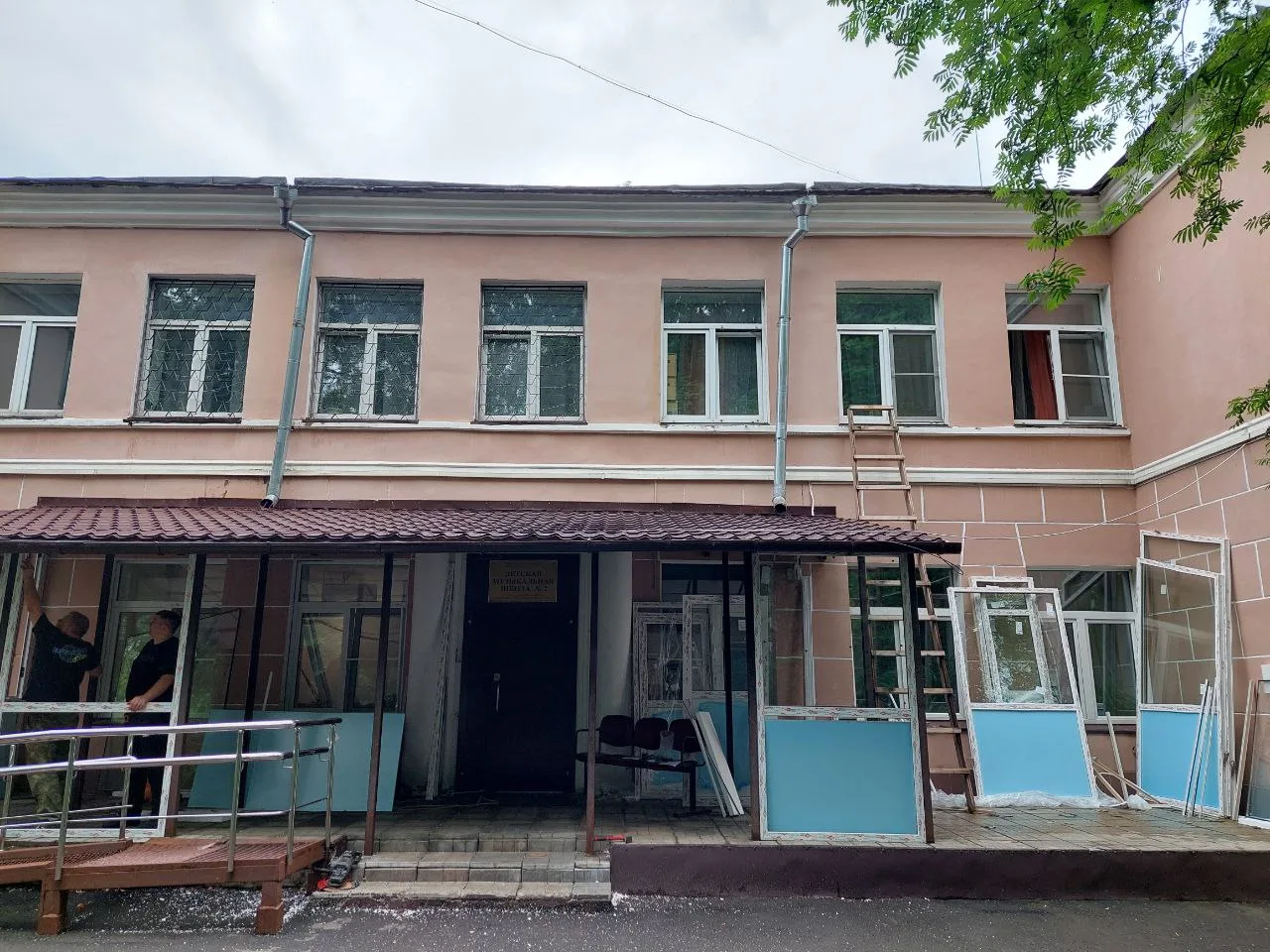 В детской музыкальной школе №2 Люберец проходит ремонт входной группы, гардероба и коридора первого этажа