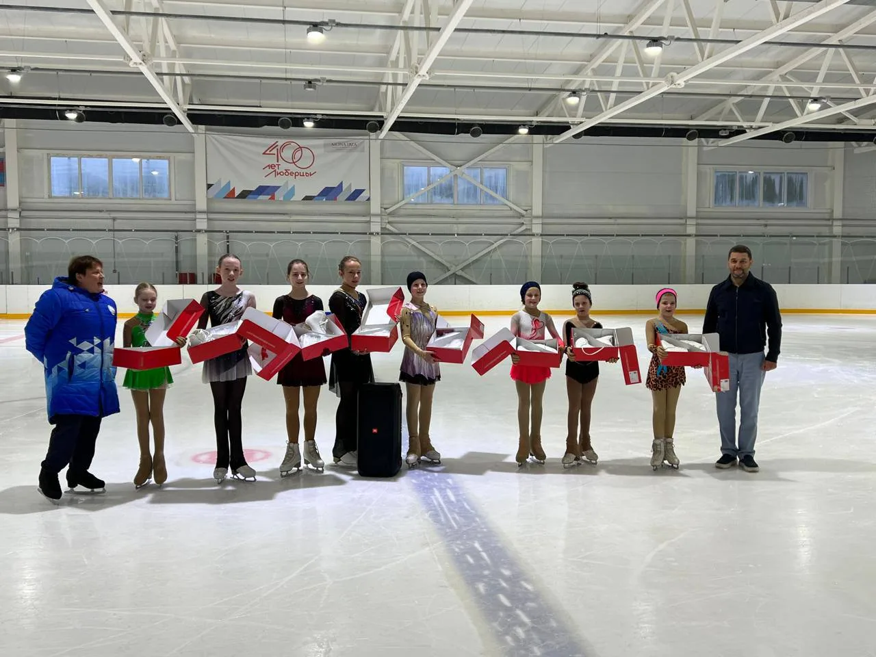 Депутат Люберец передал спортинвентарь фигуристкам КСШОР