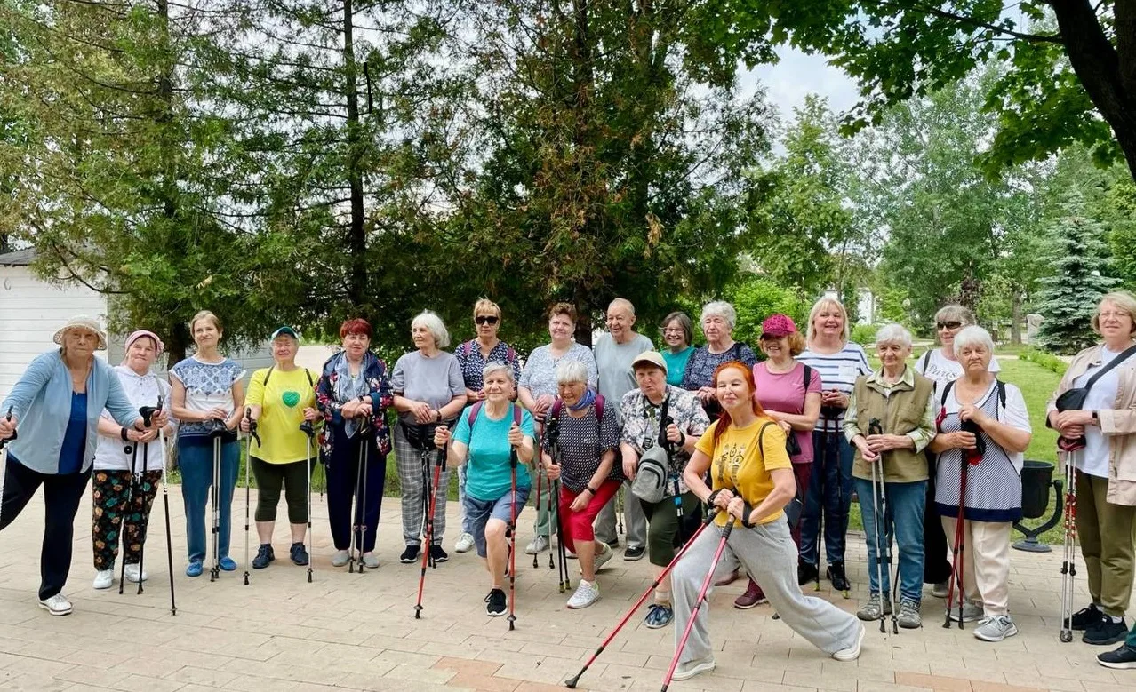 Пожилых жителей приглашают в Центральный парк Люберец на занятия скандинавской ходьбой