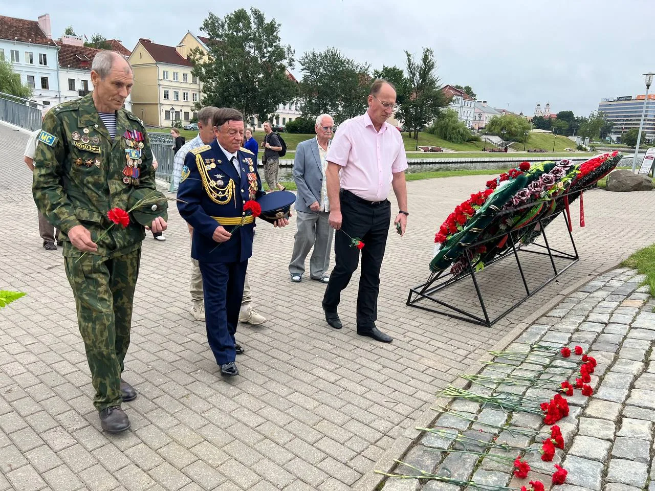 Жители Люберец во время визита в Минск возложили цветы к мемориалу воинам-интернационалистам