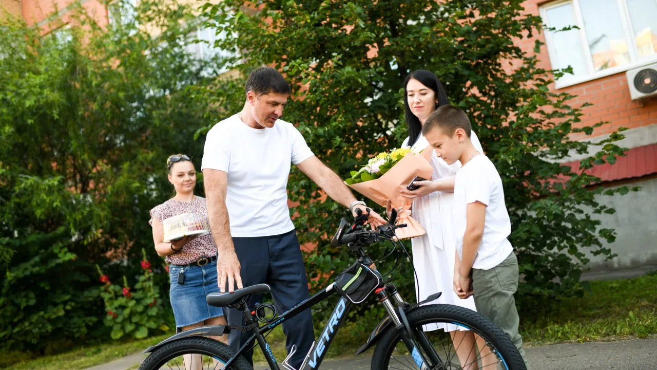 Владимир Волков вручил школьнику из деревни Люберец новый велосипед взамен пропавшего
