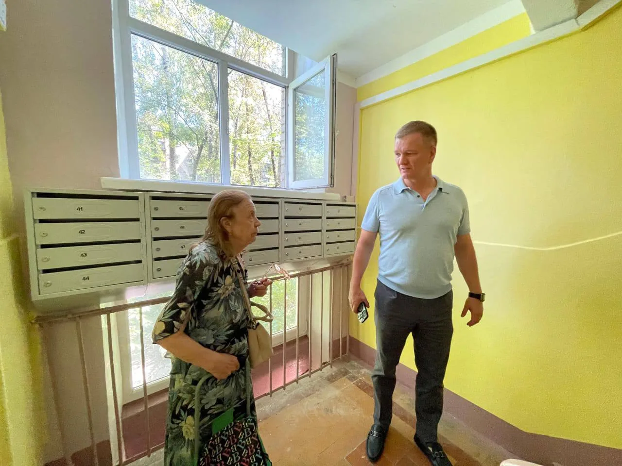 Дмитрий Дениско проверил ремонт подъездов в жилом доме Люберец