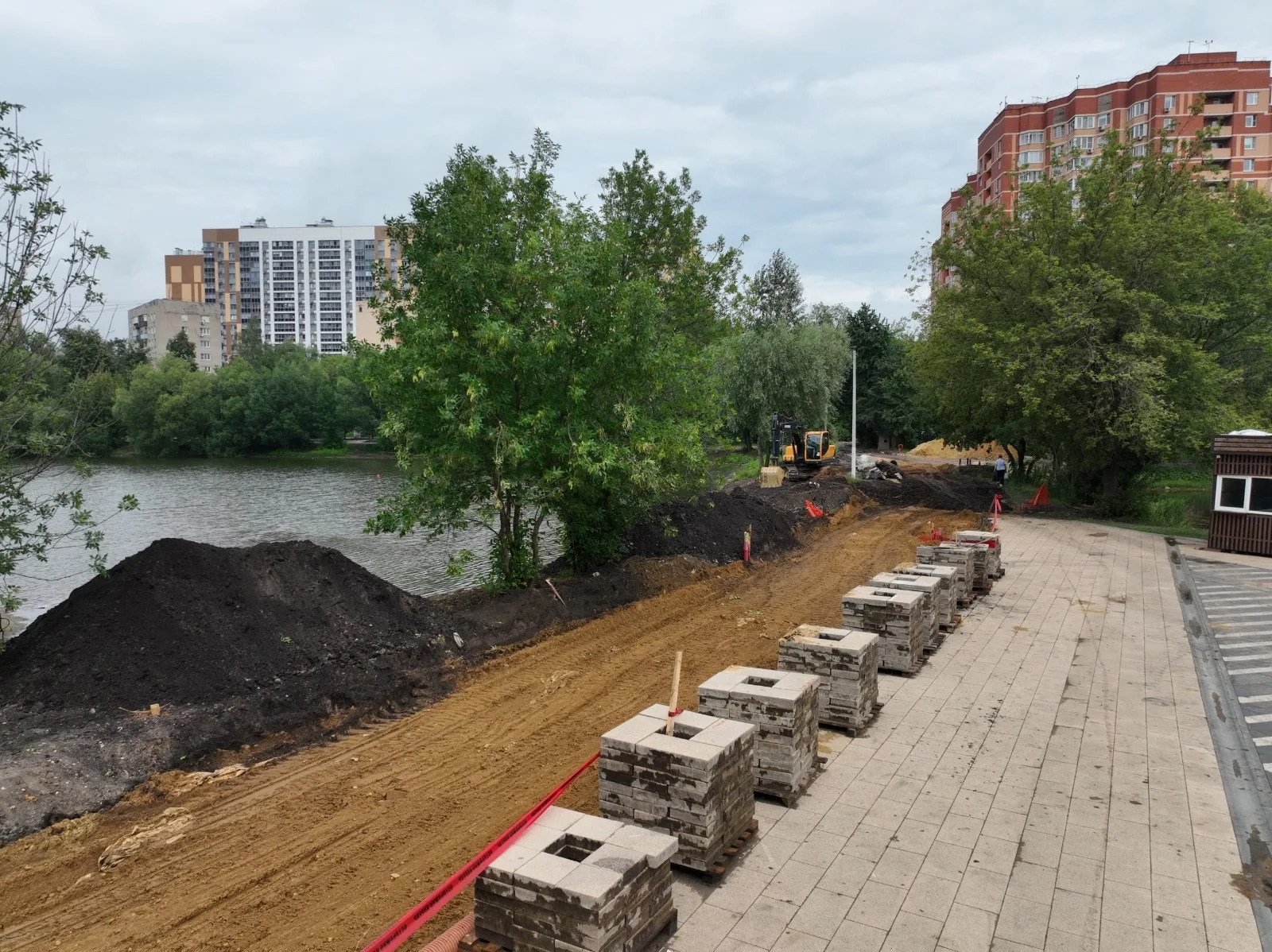В Наташинском парке Люберец на текущей неделе будут укладывать тротуарную плитку