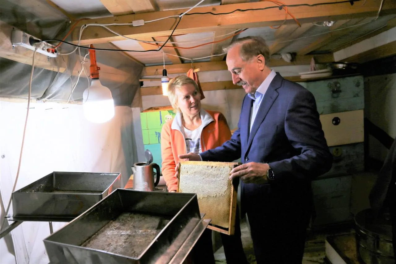 Владимир Ружицкий посетил частную пасеку в Люберцах