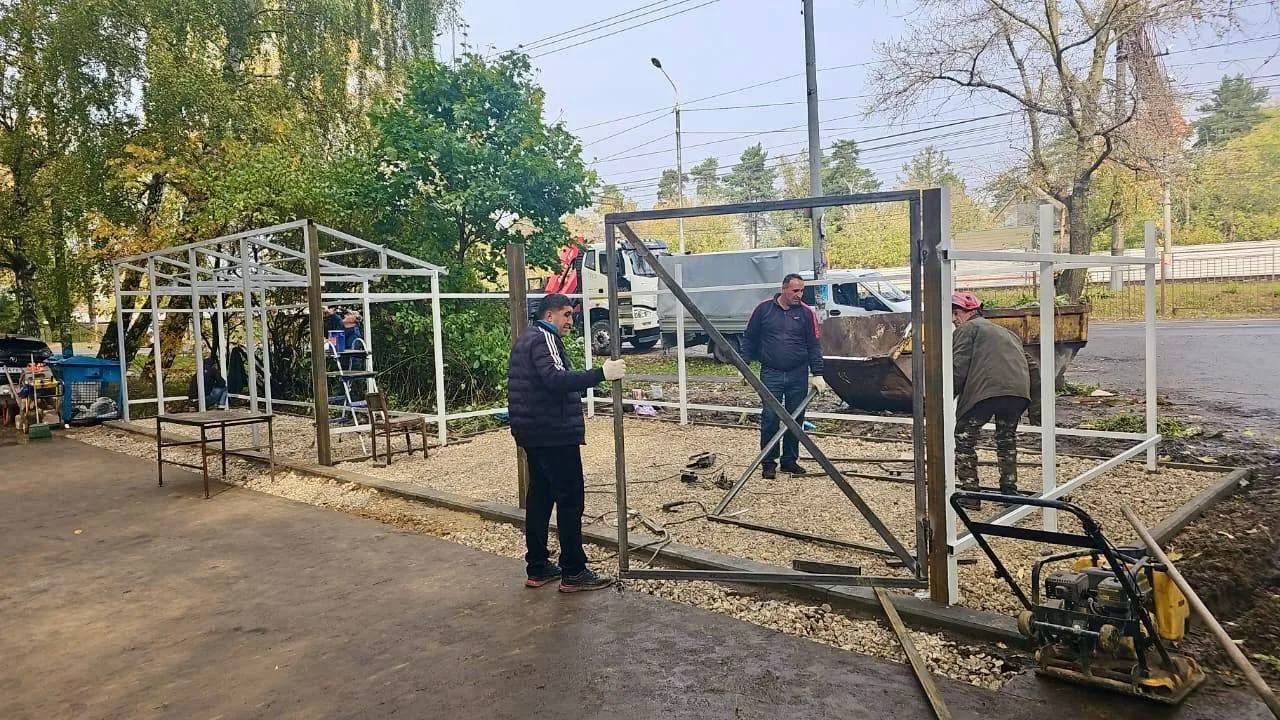 Модернизацию контейнерной площадки завершают в поселке Люберец