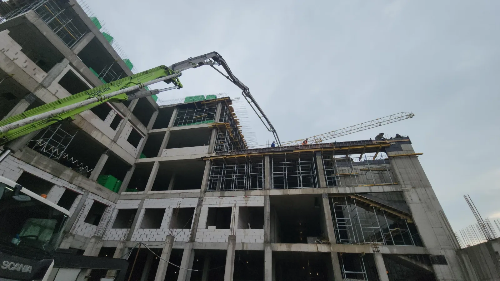 В поселке Люберец продолжается строительство поликлиники на 500 посещений в смену