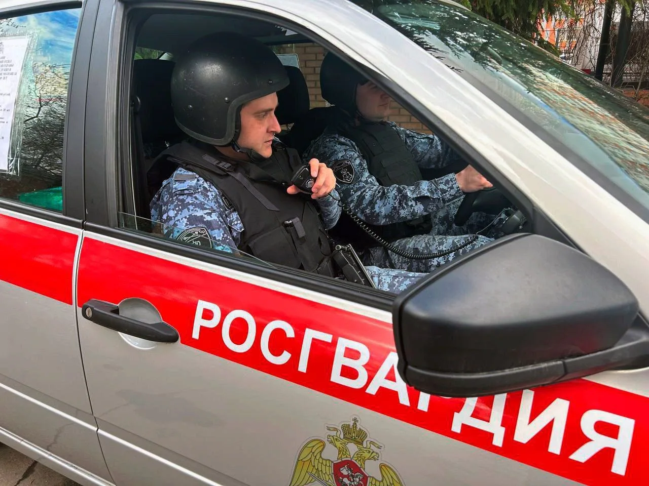 Сотрудники Росгвардии разъяснили жителям Люберец порядок добровольной сдачи оружия