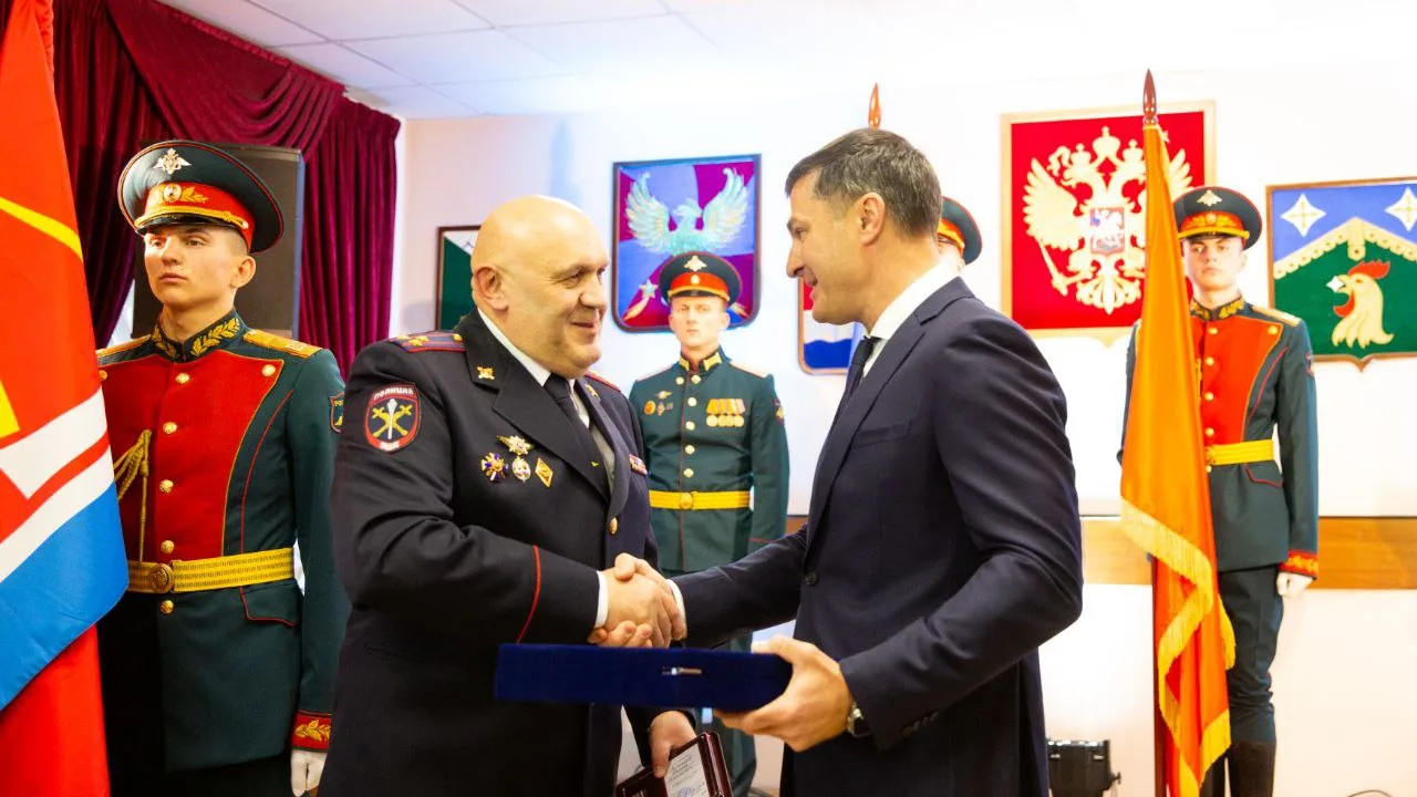 Владимир Волков в честь праздника вручил полицейским Люберец сертификаты на жилье