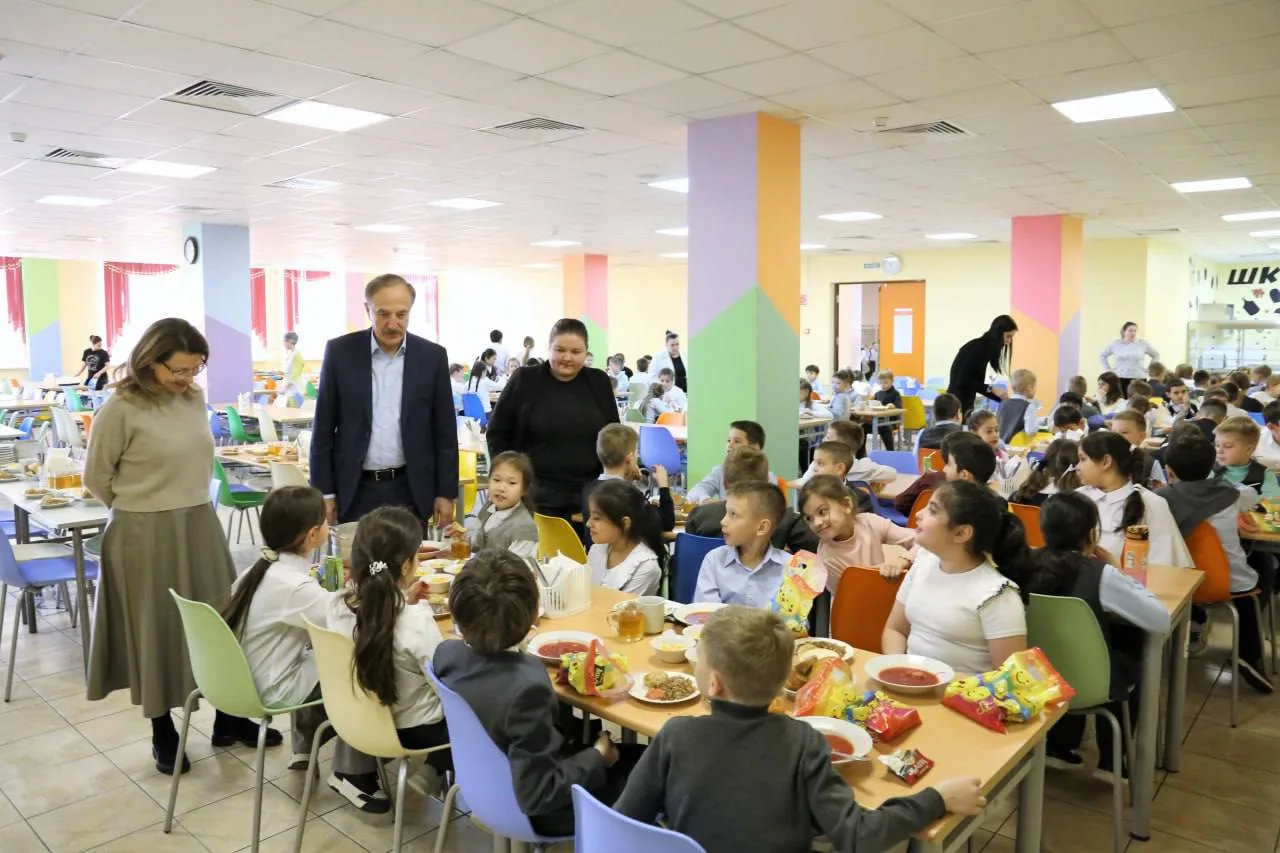 Владимир Ружицкий проверил качество питания в школе №27 Люберец