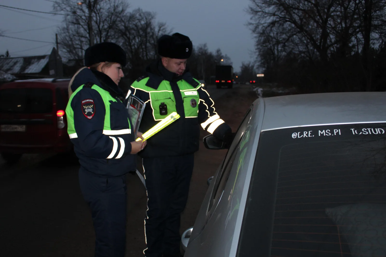 Инспекторы ГАИ напомнили жителям Люберец о соблюдении правил дорожного движения на переходах