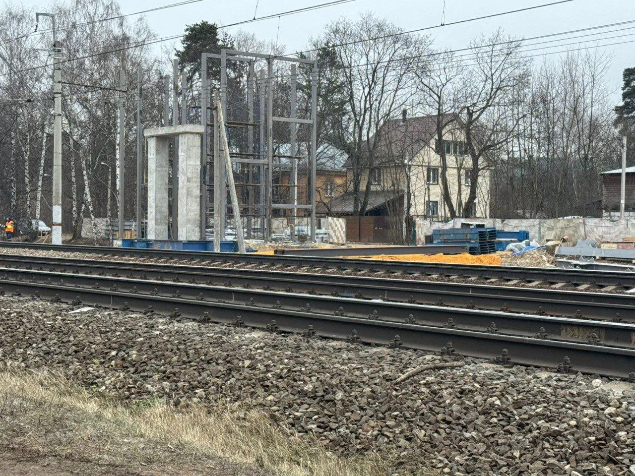 В Люберцах у станции МЦД-3 продолжается строительство надземного перехода через ж/д пути