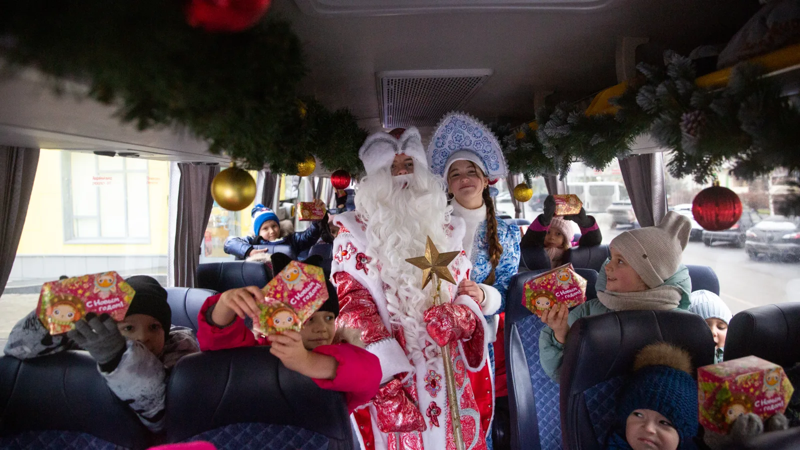 Почти 5,6 тыс. пассажиров перевез «Новогодний автобус»  за месяц