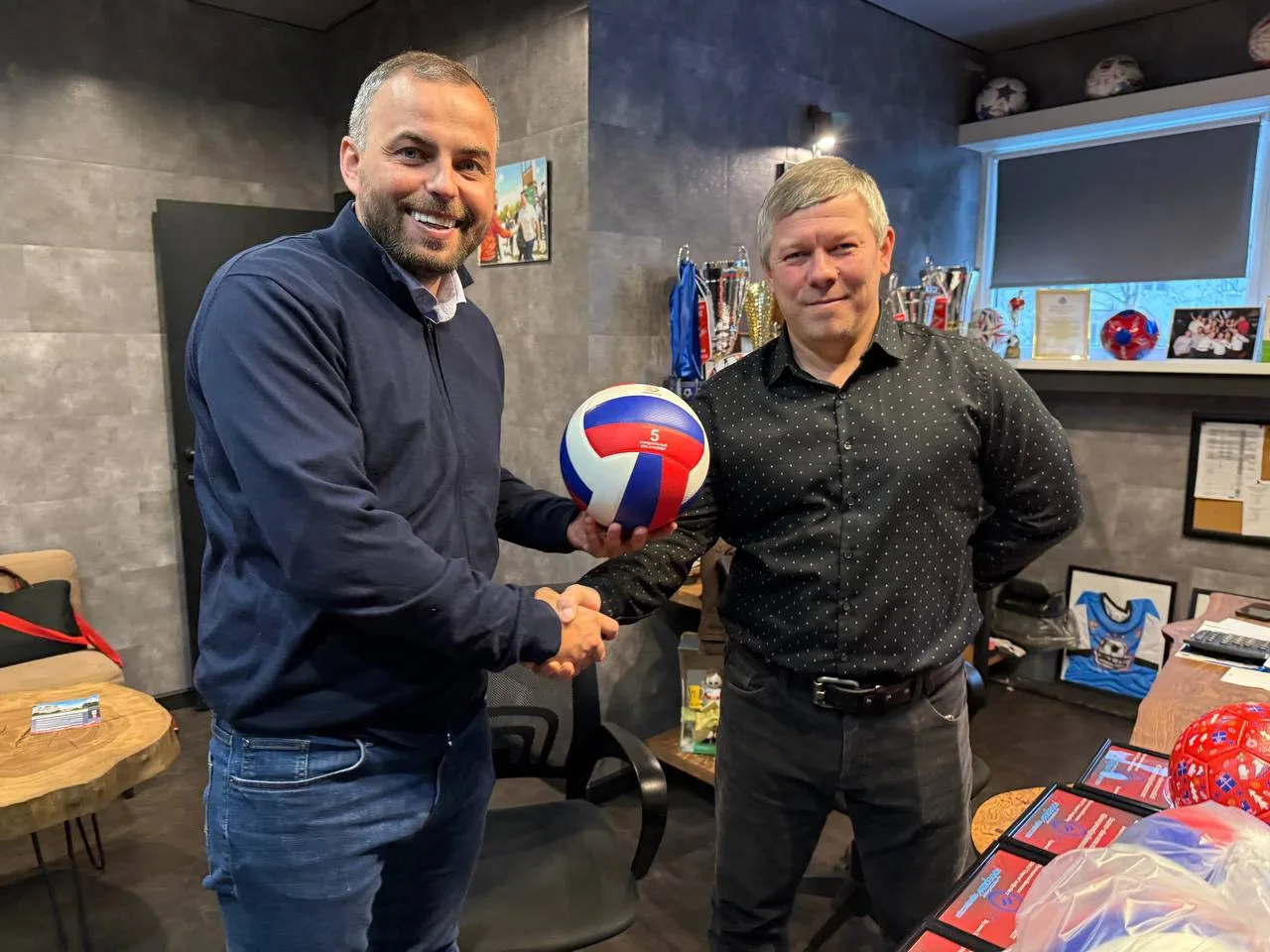 Руководитель ФШ «Спартак» в Люберцах обеспечил спортинвентарем любительскую команду по волейболу