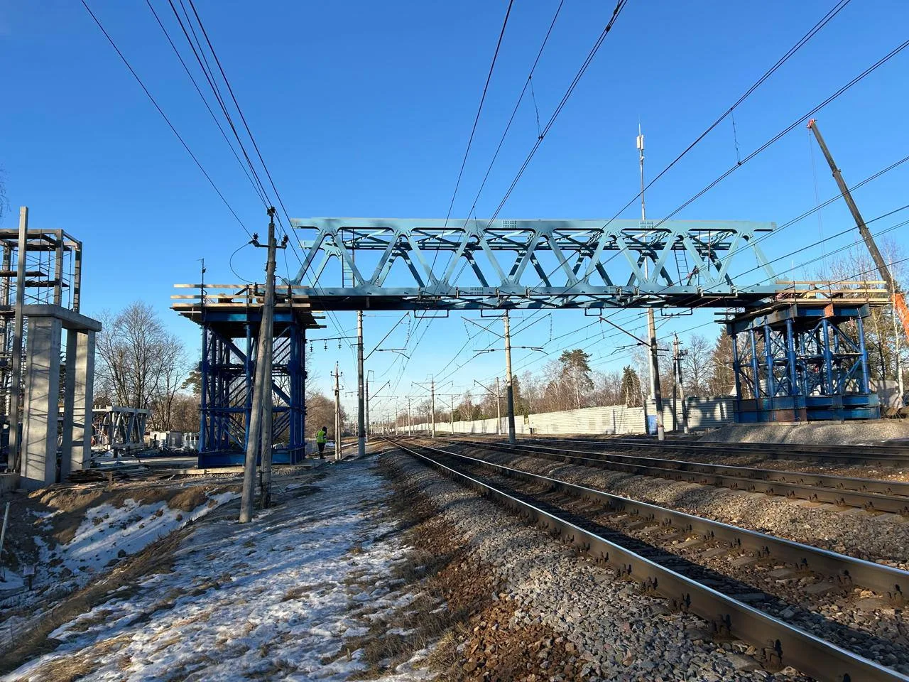 Монтаж металлоконструкций пролета на пешеходном переходе через железную дорогу завершили в Люберцах