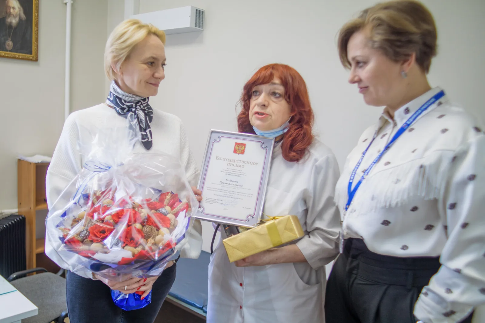 Единороссы поздравили врача, проработавшего в Люберцах более 30 лет