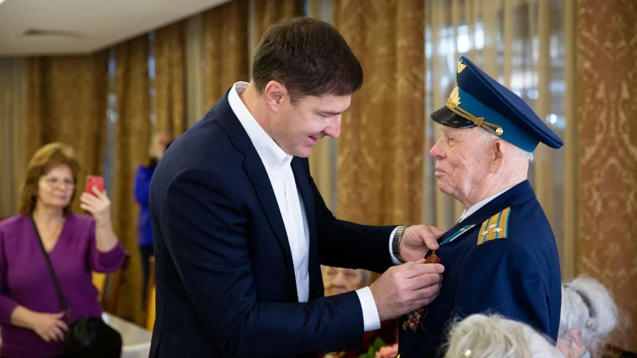 Владимир Волков вручил ветеранам Великой Отечественной войны юбилейные медали к 80-летию Победы