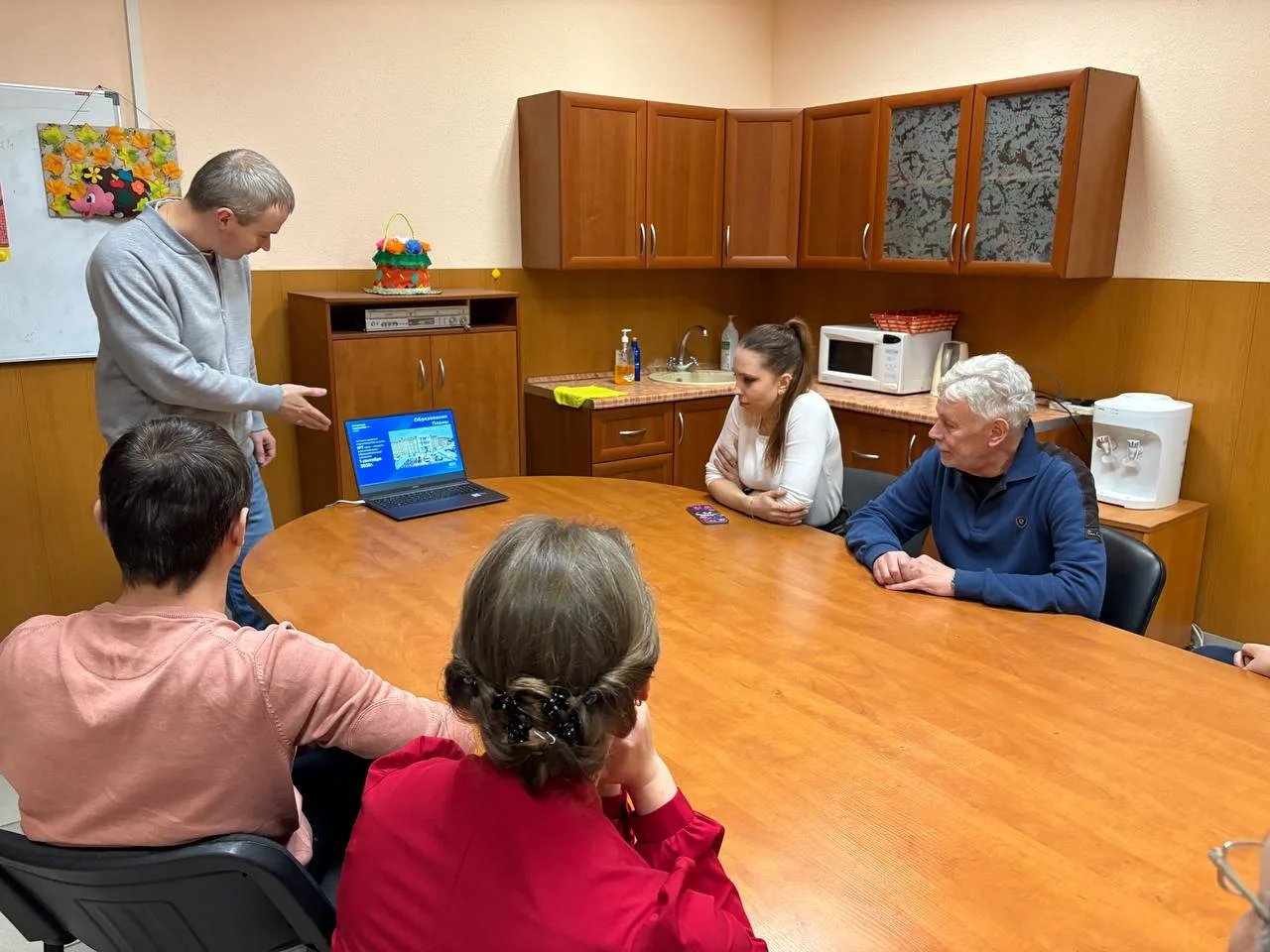 Дзержинский депутат Владимир Харламов отчитался о своей работе за прошлый год