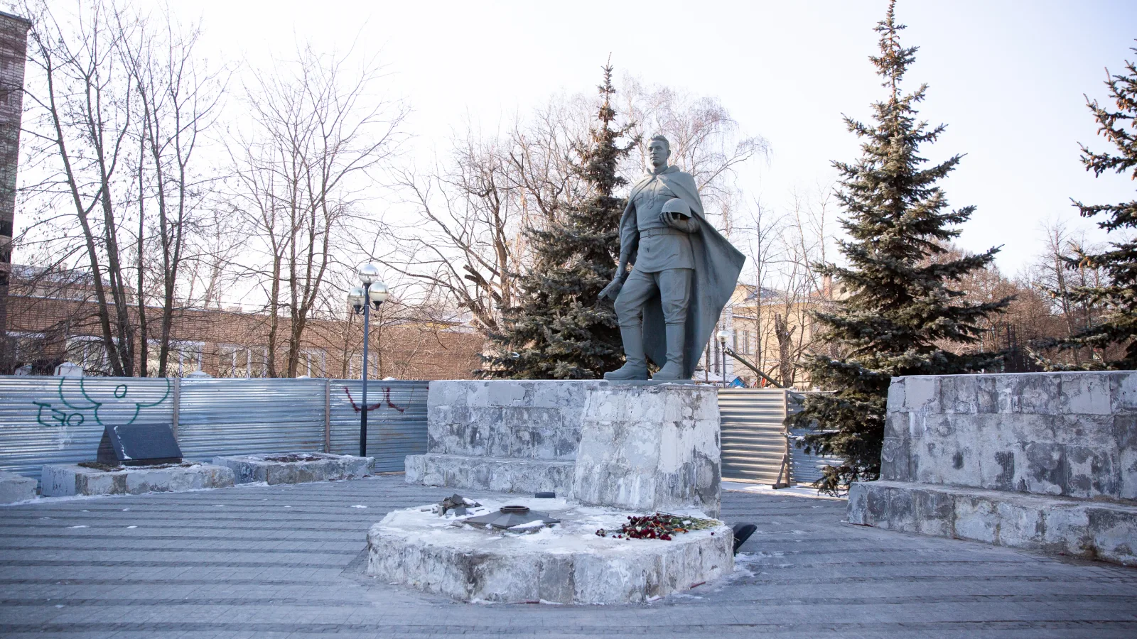 В Люберцах продолжается ремонт мемориального комплекса «Вечный огонь»