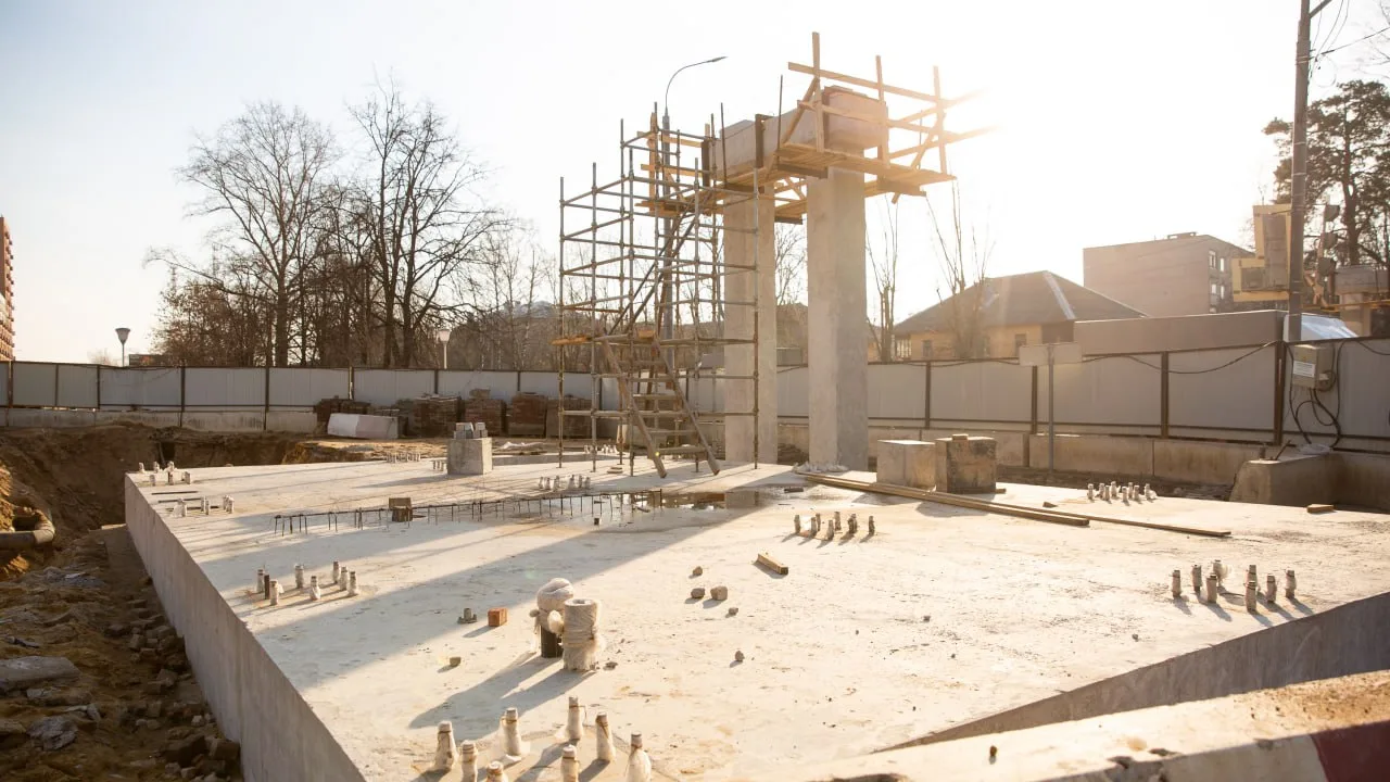 Строительство надземного перехода продолжается в поселке Люберец